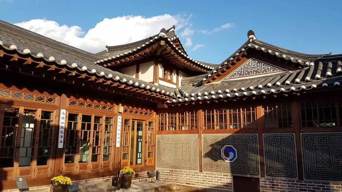 Trải nghiệm yên bình tại Làng Hanok Bukchon với khung cảnh dịu dàng như thơ