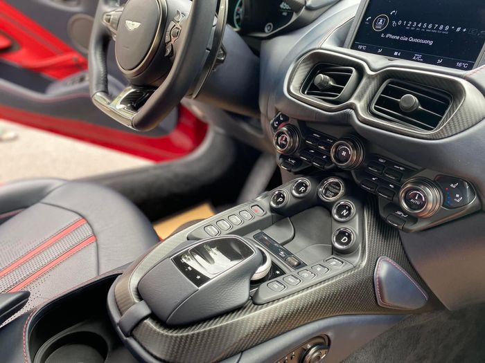 Minh Nhựa đăng tin bán chiếc Aston Martin Vantage V8, odo mới chỉ 490km sau gần 1 năm sử dụng.