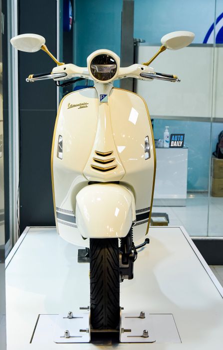 Khám phá chi tiết của chiếc Vespa 946 Christian Dior, mẫu xe tay ga đắt nhất tại Việt Nam với giá 697,5 triệu đồng.