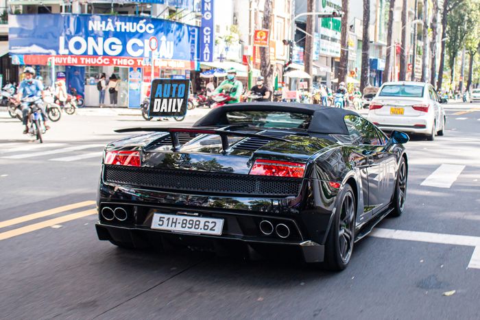 ‘Thay đổi không khí’ bằng cách sở hữu chiếc Lamborghini, ông Đặng Lê Nguyên Vũ ngay lập tức mua chiếc Gallardo Spyder hiếm có lamborghini-gallardo-spyder-performante-qua-vu-Mytour-2.JPG