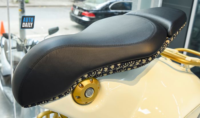 Khám phá chi tiết của chiếc Vespa 946 Christian Dior, mẫu xe tay ga đắt nhất tại Việt Nam với giá 697,5 triệu đồng.