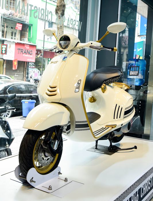 Khám phá chi tiết của chiếc Vespa 946 Christian Dior, mẫu xe tay ga đắt nhất tại Việt Nam với giá 697,5 triệu đồng.