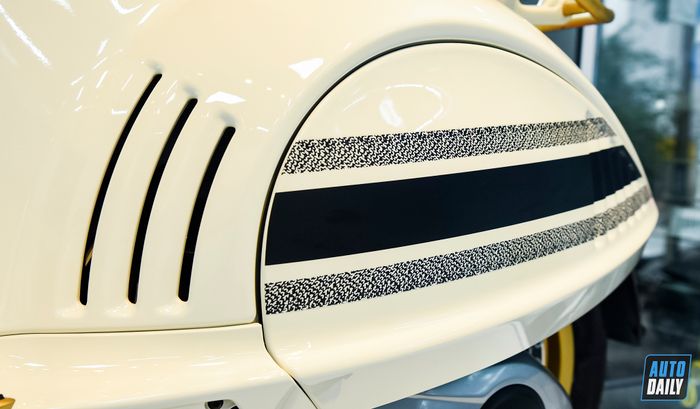 Khám phá chi tiết của chiếc Vespa 946 Christian Dior, mẫu xe tay ga đắt nhất tại Việt Nam với giá 697,5 triệu đồng.