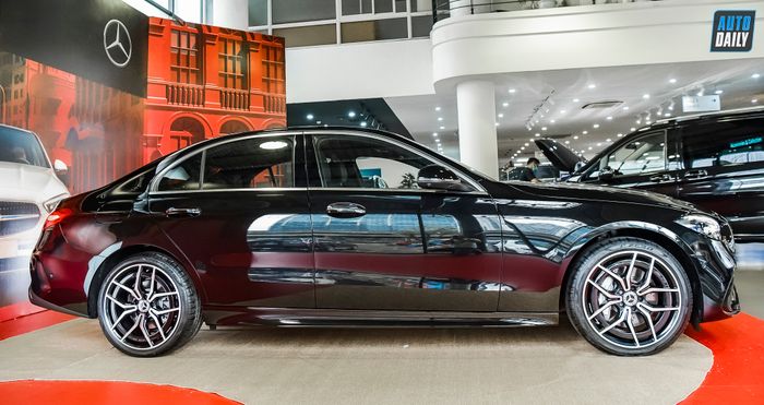 Chi tiết Mercedes-Benz C300 AMG First Edition 2022, giá 2,399 tỷ tại đại lý c300-amg-fe-2022-14.jpg