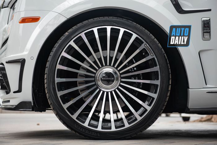 Khám phá chiếc Rolls-Royce Cullinan độ Mansory màu trắng duy nhất tại Việt Nam rolls-royce-cullinan-mansory-Mytour-15.JPG