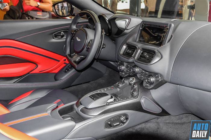 Minh Nhựa muốn bán chiếc Aston Martin Vantage V8, mới đi 490km sau gần 1 năm mua. Đây là lần đầu anh không chạy Pagani mà sử dụng chiếc Aston Martin Vantage tham gia VietRally.