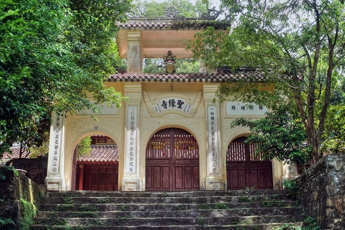 Thưởng thức vẻ đẹp của chùa Thánh Duyên Huế trong không gian hữu tình