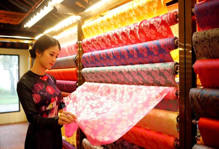 Khám phá quy trình sản xuất sản phẩm thủ công đẹp mắt tại xưởng thủ công mỹ nghệ Hội An 14