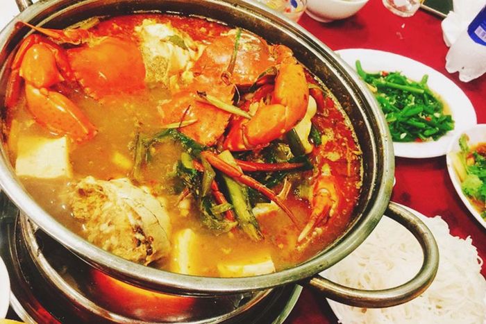 Khi Huế cố đô mưa gió, không gì bằng việc thưởng thức một phần Lẩu Cua Bà Chanh để đúng điệu!