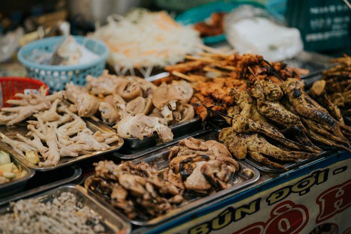 Trải nghiệm cuộc sống sôi động của Huế khi đêm về tại Chợ Đông Ba 12