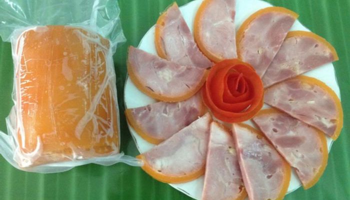 Địa chỉ: Số 4 Đào Duy Từ, Thành phố Huế, Thời gian mở cửa: 9:00, Thời gian đóng cửa: 21:00, Mức giá tham khảo: từ 20.000 VND – 150.000 VND. Quán Hảo Hảo, hay còn được biết đến với tên Bà Vĩnh, là một trong những quán hàng lâu đời trên con phố nem chả tré, được nhiều du khách yêu thích với sự thân thiện và hòa đồng của chủ quán.