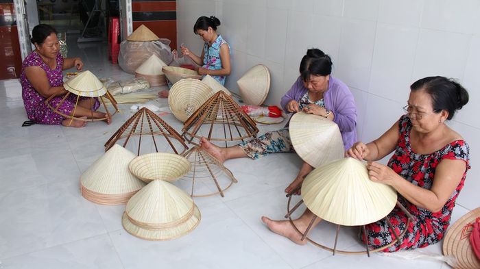Khám phá quy trình sản xuất sản phẩm thủ công đẹp mắt tại xưởng thủ công mỹ nghệ Hội An 11