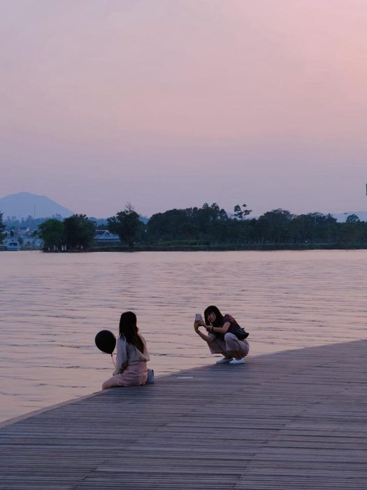 Khi bóng chiều buông, Huế tỏa sắc màu cuối ngày
