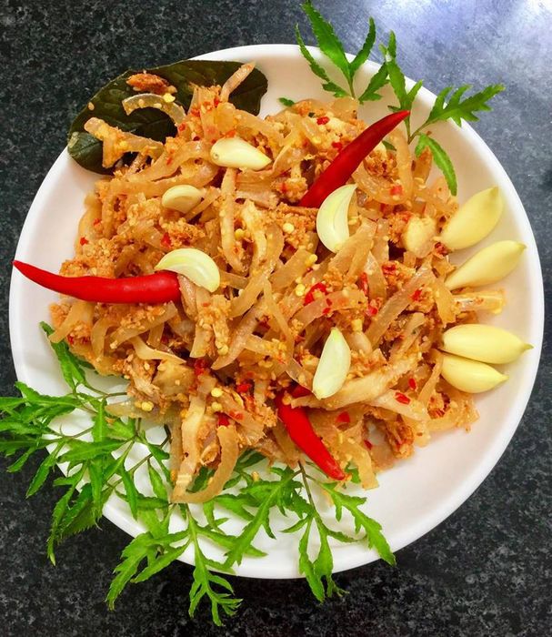 Địa chỉ: Số 3 Đào Duy Từ, Thành phố Huế, Thời gian mở cửa: 6:00, Thời gian đóng cửa: 21:00, Mức giá tham khảo: từ 20.000 VND – 25.000 VND. Quán Bà Ký là một trong những địa điểm lâu đời trên phố nem chả tré Đào Duy Từ với hơn 20 năm tồn tại, vẫn giữ được vị trí và lòng tin của khách hàng nhờ vào hương vị truyền thống đậm đà và công thức nấu đã được gia truyền qua nhiều thế hệ.