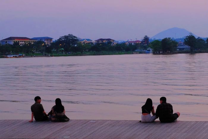 Khi buổi chiều tà đến, mọi người lại tìm nhau ra bờ hồ để ngắm nhìn hoàng hôn dần buông