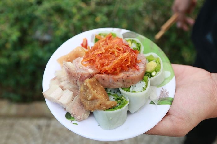 Bánh cuốn tôm chua - Vị ngon của ẩm thực cung đình Huế trong một món ăn bình dân, đậm đà 8