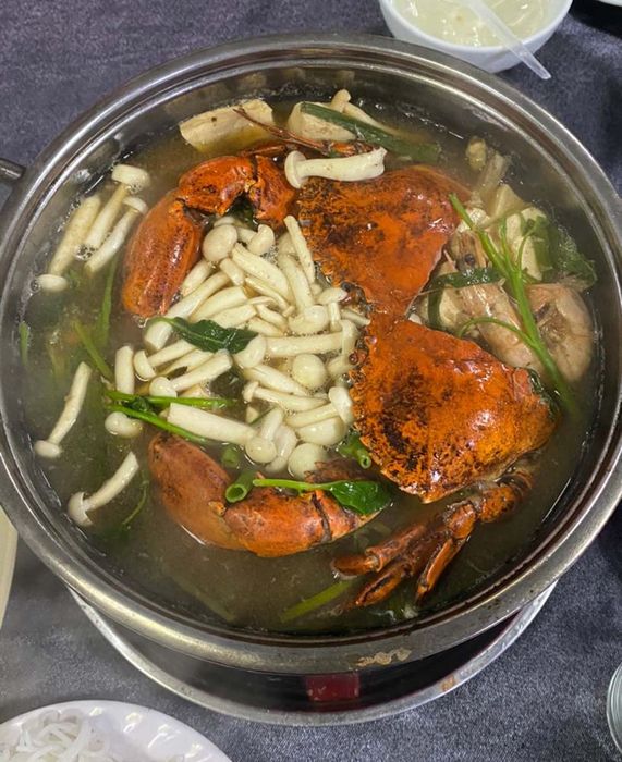 Khi Huế cố đô mưa gió, không gì bằng việc thưởng thức một phần Lẩu Cua Bà Chanh để đúng điệu!