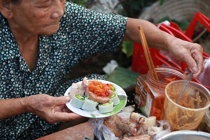 Bánh cuốn tôm chua - Vị ngon của ẩm thực cung đình Huế trong một món ăn bình dân, đậm đà