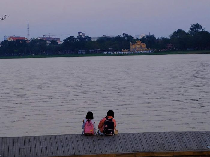 Khi bóng chiều buông, Huế tỏa sắc màu cuối ngày