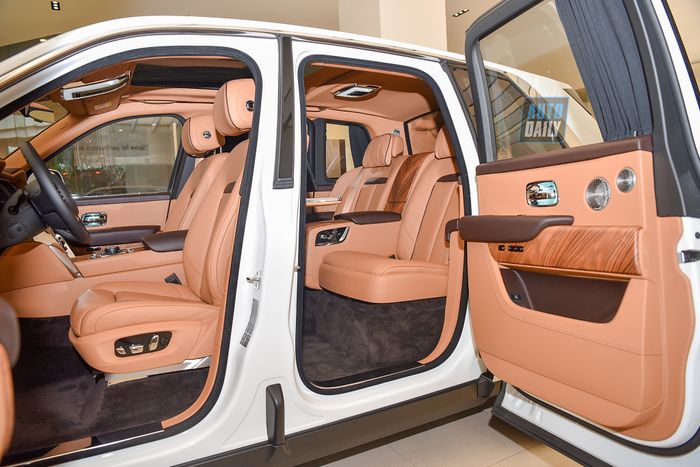 Xe SUV Siêu Sang Rolls-Royce Cullinan Trị Giá Hơn 40 Tỷ của Đại Gia Hà Tĩnh Rolls-Royce Cullinan 2020 có Giá từ 32 Tỷ: SUV Siêu Sang Chính Hãng Đắt Nhất Việt Nam 1.jpg