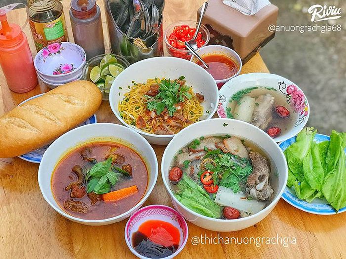 Quán ẩm thực bình dân nổi tiếng với hủ tiếu sườn hầm thảo mộc tại Kiên Giang 3