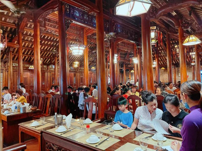 - Khám phá ẩm thực tại nhà hàng Không Gian Xưa Huế trong khung cảnh cổ kính của nhà Rường