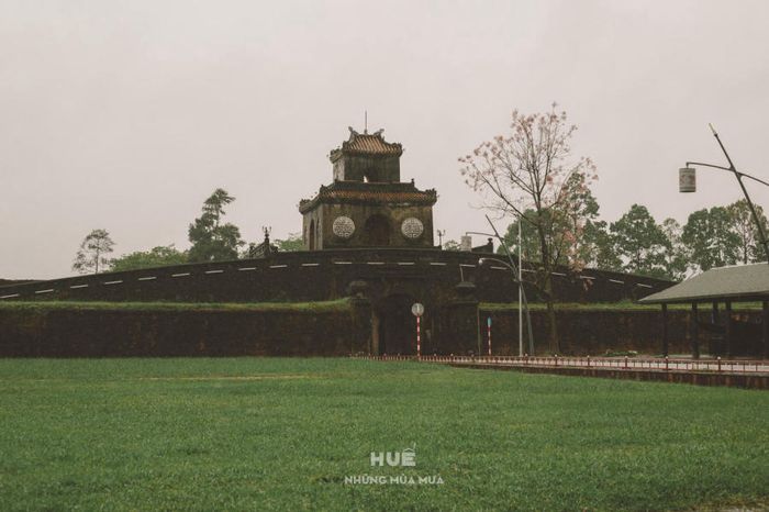Thưởng Lập: Ngắm Nhìn Huế Trong Những Mùa Mưa Buồn Man Mác 8