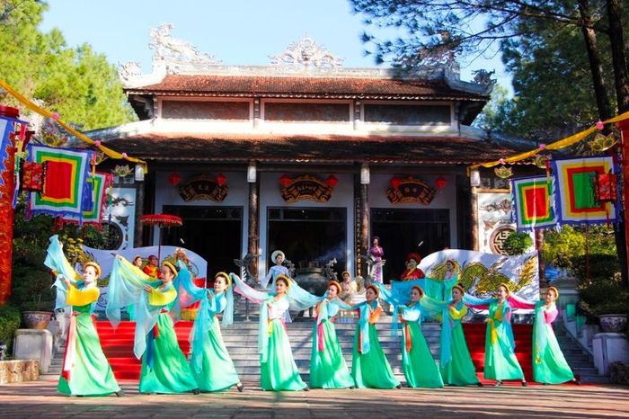 Du lịch Huế Tết Nguyên Đán 2024, bạn muốn trải nghiệm gì và ghé thăm đâu?