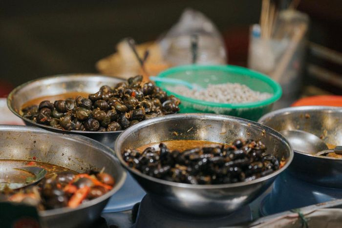 Khám phá nét sống nhộn nhịp của Huế khi đêm về tại Chợ Đông Ba 9