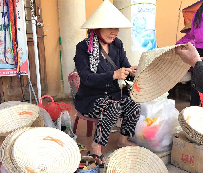 Khám phá quy trình sản xuất sản phẩm thủ công đẹp mắt tại xưởng thủ công mỹ nghệ Hội An 10