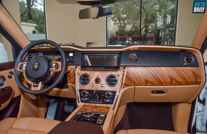 Xe SUV Siêu Sang Rolls-Royce Cullinan Trị Giá Hơn 40 Tỷ của Đại Gia Hà Tĩnh Rolls-Royce Cullinan 2020 có Giá từ 32 Tỷ: SUV Siêu Sang Chính Hãng Đắt Nhất Việt Nam 15.jpg