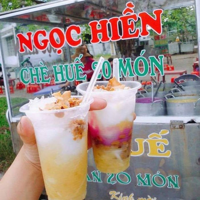Lâu lâu mới ghé thăm Huế một lần, thử một chén chè bột lọc heo quay độc đáo cũng đáng để làm điều khó khăn đâu.