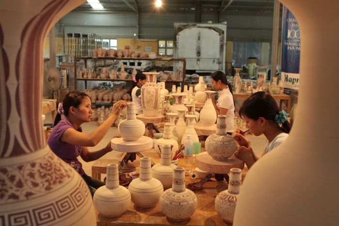 Khám phá quy trình sản xuất sản phẩm thủ công tại xưởng thủ công mỹ nghệ Hội An 4