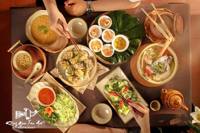 Trải nghiệm ẩm thực tại nhà rường cổ kính của nhà hàng Không Gian Xưa Huế