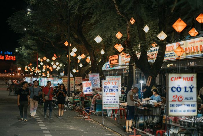 Cuộc sống nhộn nhịp của Huế khi đêm buông xuống tại Chợ Đông Ba 5