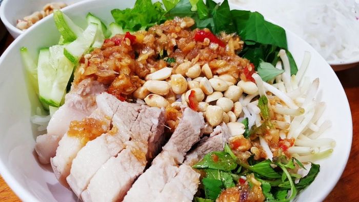 Hương vị độc đáo của bún mắm nêm từ xứ Huế mơ mộng