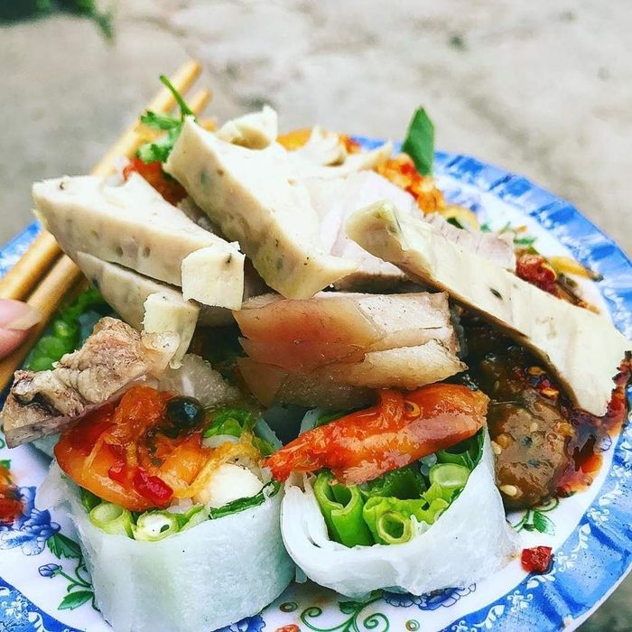 Bánh cuốn tôm chua - Hương vị truyền thống từ cung đình Huế trong ẩm thực dân dã