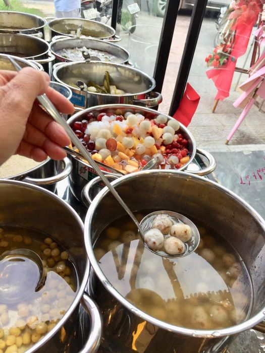 Lâu lâu mới có dịp đến Huế một lần, không nên bỏ lỡ cơ hội thưởng thức món chè bột lọc heo quay độc đáo.