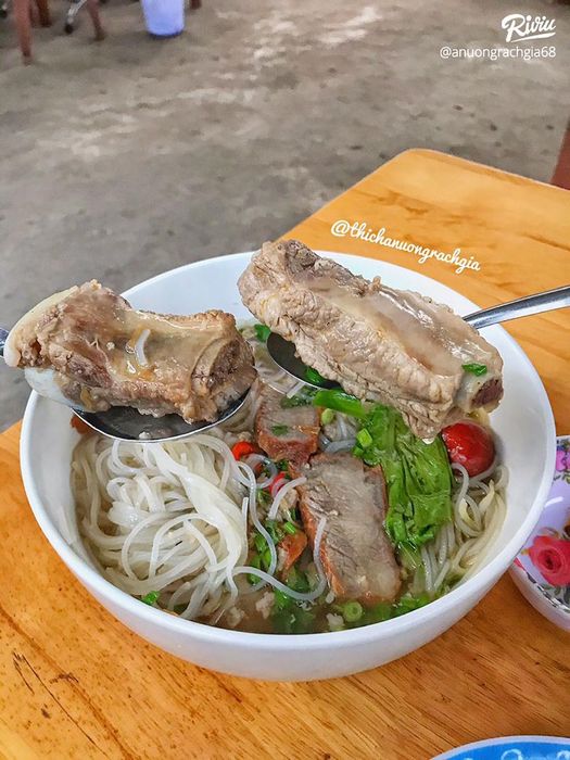 Quán ẩm thực bình dân nổi tiếng với hủ tiếu sườn hầm thảo mộc tại Kiên Giang 5