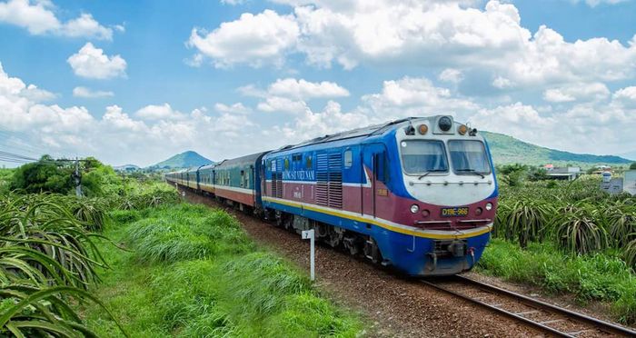Dù bạn ở Hà Nội hay TP.HCM, bạn đều có thể lựa chọn phương tiện tàu hỏa để đi đến Đà Nẵng. Giá vé dao động từ 400.000 VNĐ đến 1.200.000 VNĐ, tùy thuộc vào loại tàu và hạng ghế bạn chọn.&nbsp;Thời gian di chuyển bằng tàu hỏa là từ 14 đến 20 tiếng, lâu hơn so với máy bay. Tuy nhiên, bạn sẽ có cơ hội thưởng thức khung cảnh xung quanh đường đi một cách thú vị.