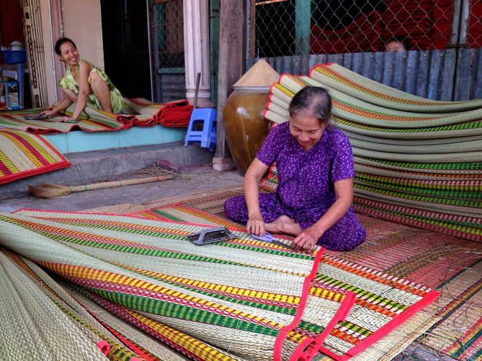 Khám phá quy trình sản xuất sản phẩm thủ công đẹp mắt tại xưởng thủ công mỹ nghệ Hội An 12