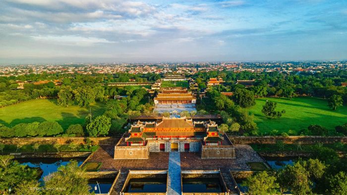Lê Đình Hoàng tiếp tục tôn vinh vẻ đẹp tráng lệ của Kinh thành Huế trong bộ ảnh thứ tư