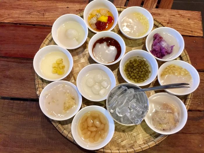 Thỉnh thoảng ghé thăm Huế một lần, sao lại không thử món chè bột lọc heo quay độc đáo.