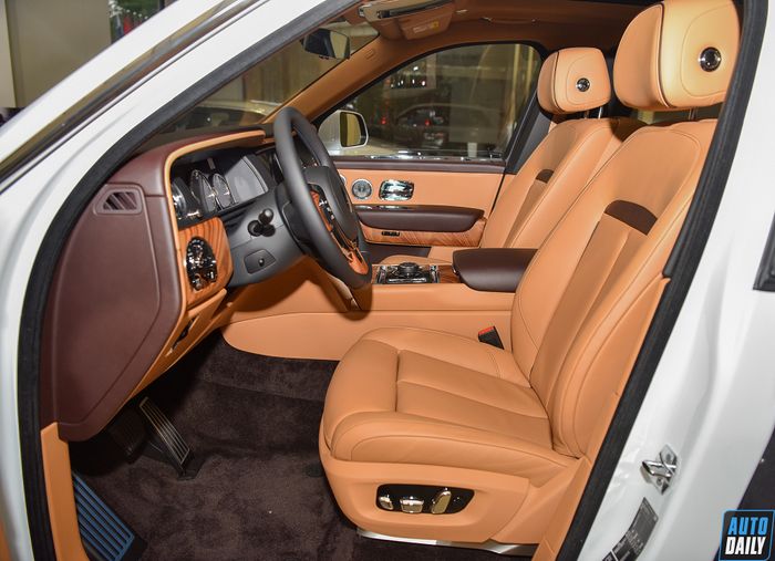 Xe SUV Siêu Sang Rolls-Royce Cullinan Trị Giá Hơn 40 Tỷ của Đại Gia Hà Tĩnh Rolls-Royce Cullinan 2020 có Giá từ 32 Tỷ: SUV Siêu Sang Chính Hãng Đắt Nhất Việt Nam 11.jpg