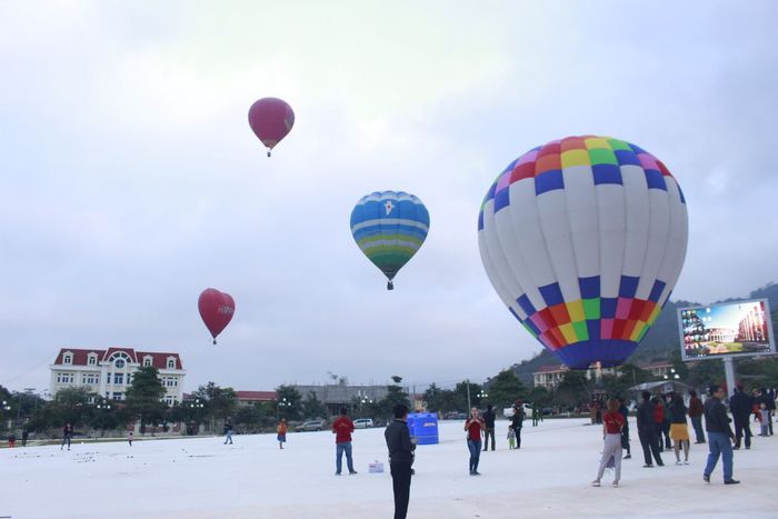 Rực rỡ sắc màu tại Lễ hội khinh khí cầu Mộc Châu 5