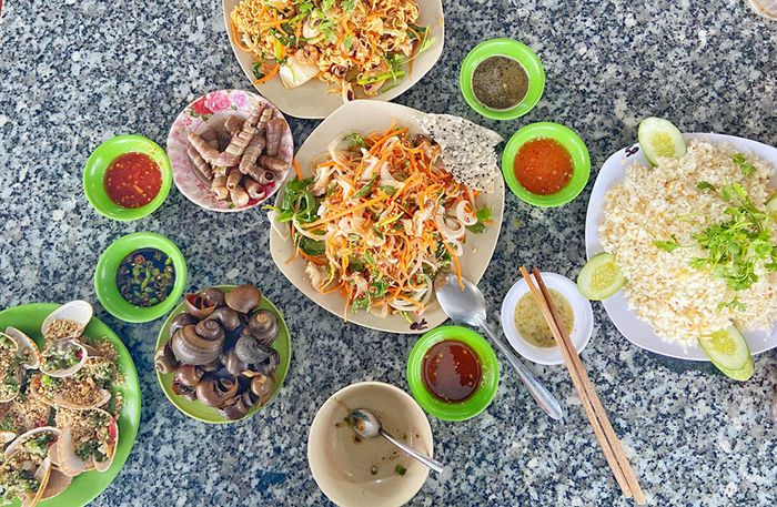 Quán ốc trăm món ở Nha Trang, nơi lý tưởng để hội bạn thân tụ tập