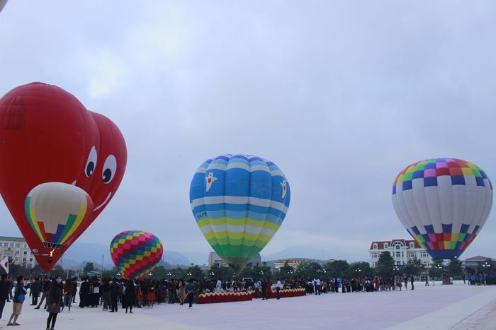 Rực rỡ sắc màu tại Lễ hội khinh khí cầu Mộc Châu 4