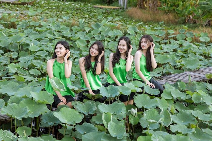 Sen Charaih Mỹ Nghiệp cách trung tâm thành phố Phan Rang - Tháp Chàm khoảng 11km về phía Nam. Từ trung tâm thành phố, bạn chỉ cần đi về hướng Quốc lộ 1A, đến đoạn Phú Quý sẽ thấy bảng chỉ dẫn Làng dệt Mỹ Nghiệp. Tiếp tục đi theo biển báo khoảng 1km, bạn sẽ đến được làng dệt. Từ vị trí làng dệt, chỉ cần di chuyển thêm khoảng 700m nữa là đến Khu du lịch sinh thái Sen Charaih Mỹ Nghiệp. Trên đường đi, bạn sẽ thấy khu Kut của người Chăm có một bảng chỉ đường. Theo bảng chỉ đường khoảng 2 phút nữa, Sen Charaih Mỹ Nghiệp sẽ hiện ra trước tầm mắt của bạn.