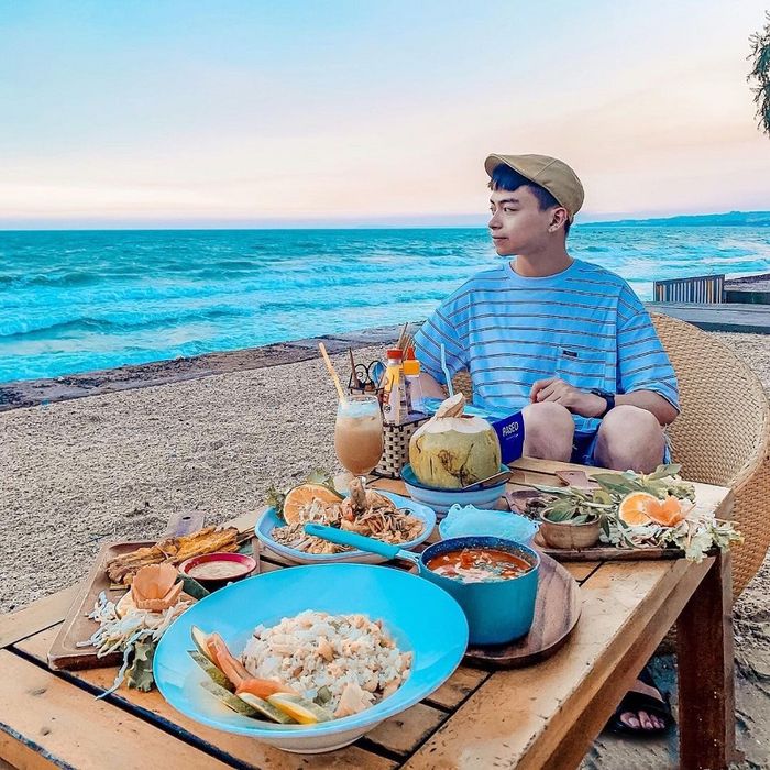 Không gian của Chameleon Beach Bar mang lại cảm giác yên bình bên bờ biển Phan Thiết