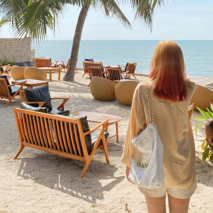 Không gian của Chameleon Beach Bar mang lại cảm giác yên bình bên bờ biển Phan Thiết